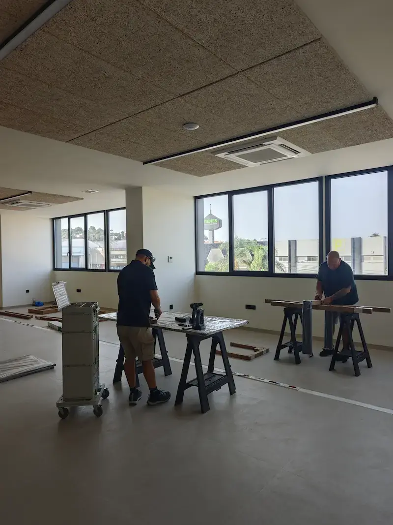 Montaje de mobiliario a medida en un local comercial — Càdec Disseny